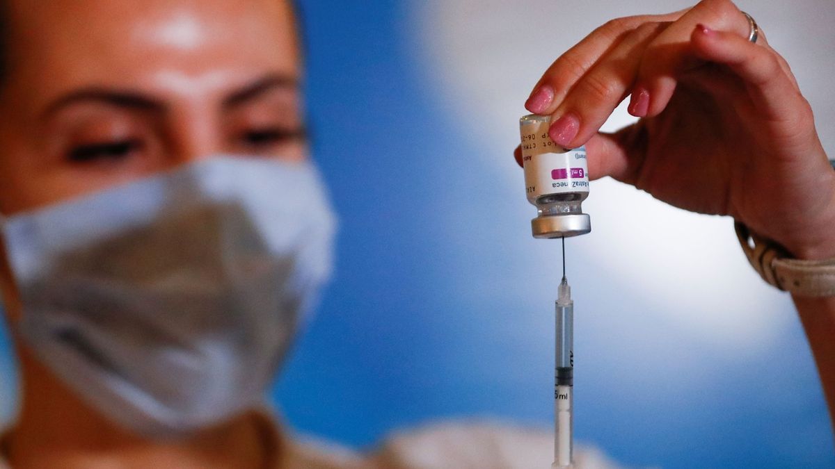 Až pětina pečujících o seniory očkování odmítá. Raději odejdou